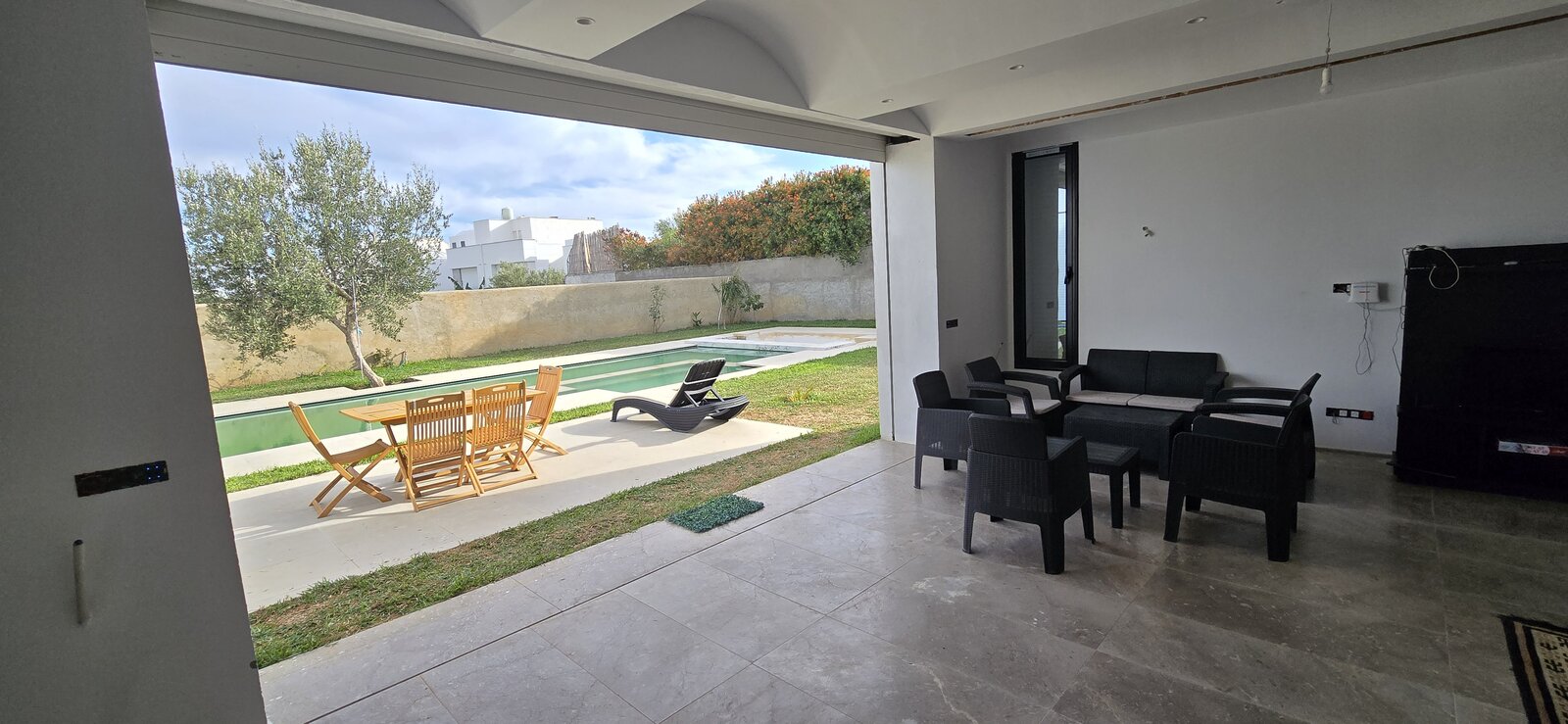 Terrasse ouverte sur la piscine et le salon extérieur, villa Dar Sekia Hammamet