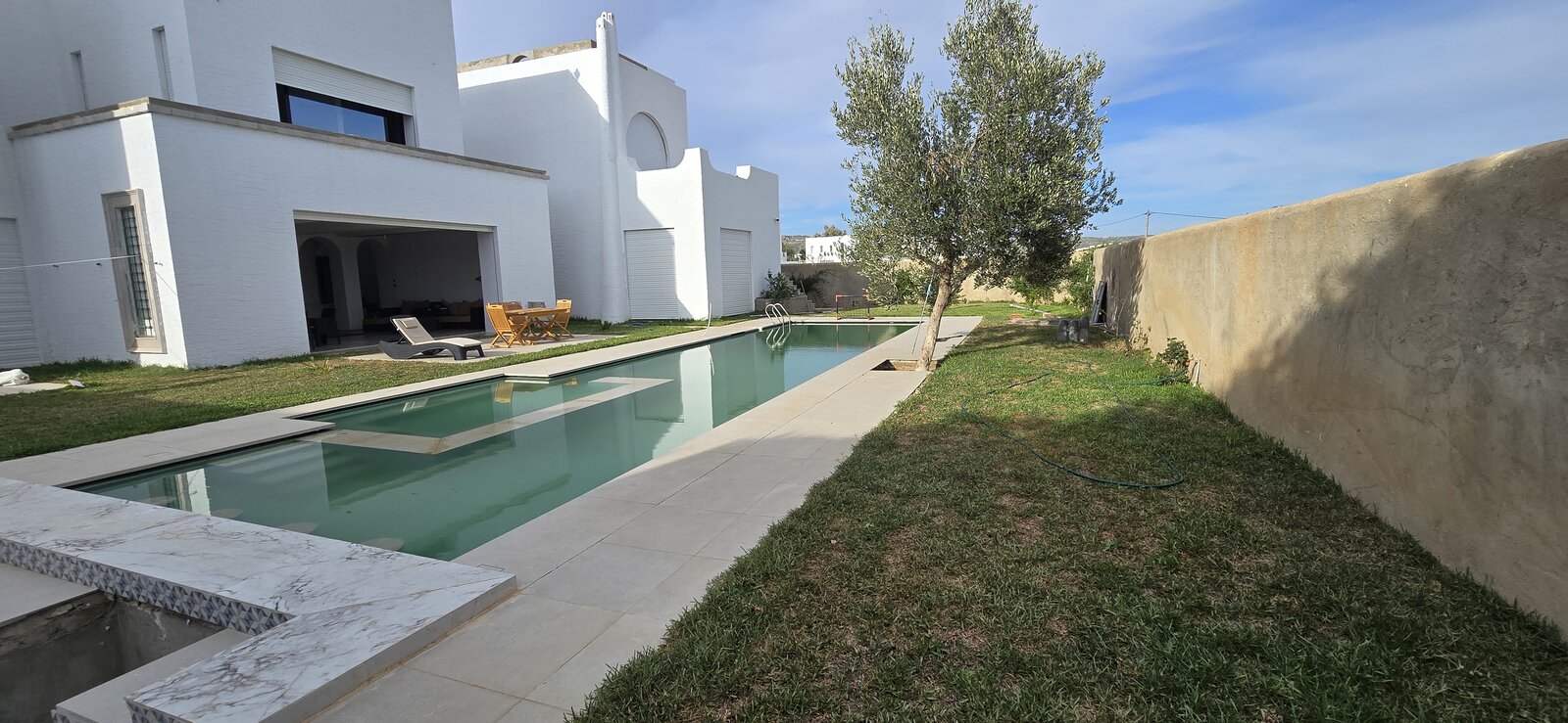 Piscine privée de 18 mètres entourée d'oliviers, villa Hammamet Sud