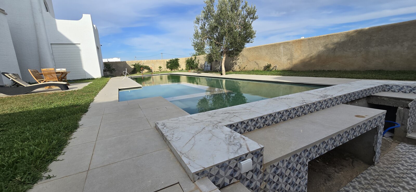 Piscine avec banc en marbre et olivier, villa Hammamet